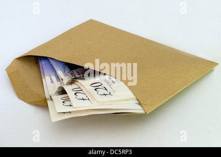 £20 notes dans une enveloppe brune ordinaire anonyme. Banque D'Images