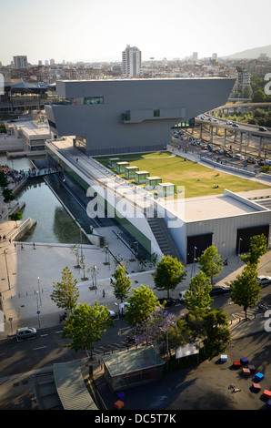 Paysage urbain. La Plaça de les Glòries Catalanes avec le Disseny Hub siège de Barcelone. Barcelone, Catalogne, Espagne. Banque D'Images