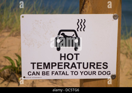 CAPE Cod, Massachusetts, États-Unis - Des températures élevées panneau d'avertissement, pour les chiens dans les voitures, à White Crest beach près de ville de Wellfleet. Banque D'Images
