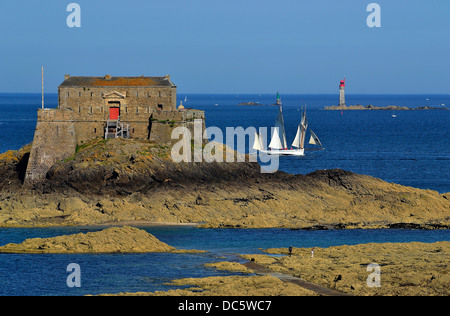 Petit être forteresse sur l'île, avec 'La Granvillaise' (français en ligne : bisquine, ancien bateau de pêche). Banque D'Images