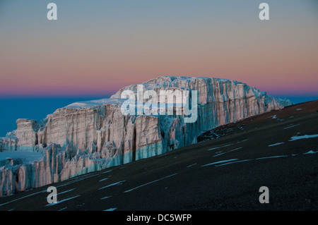 Le soleil du matin commencent à apparaître sur les glaciers sur le bord du cratère du Kilimanjaro Banque D'Images