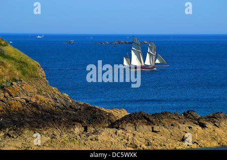 Le français en ligne (Bisquine  : ancien bateau de pêche) "La Cancalaise" pendant une régate entre St Malo et Cancale (Bretagne, France). Banque D'Images