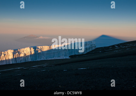 Ombre de Kilimandjaro sur les nuages et Rebmann Glacier au lever du soleil avec le Mt Meru coller à travers les nuages dans la distance Banque D'Images