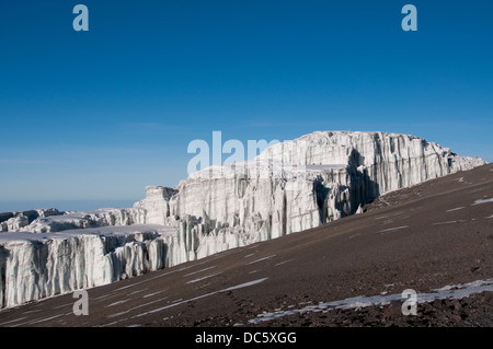 Le soleil du matin commencent à apparaître sur les glaciers sur le bord du cratère du Kilimanjaro Banque D'Images