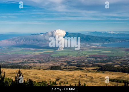 La fumée s'élève de champs de canne à sucre sur l'île de Maui Banque D'Images