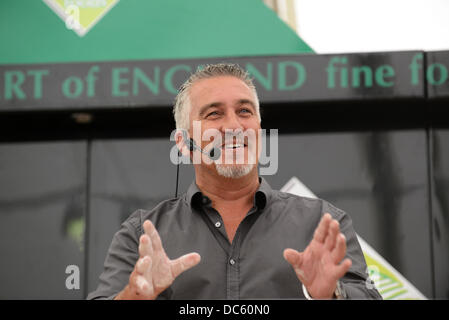 Shrewsbury Flower Show Royaume-Uni 9th août 2013. Paul Hollywood, célèbre boulanger de la télévision, démontre sa pâtisserie. Crédit : David Bagnall Banque D'Images