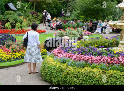 Shrewsbury Flower Show Uk 9 août 2013. Les visiteurs dans la Dingle la pièce maîtresse de l'exposition. Crédit : David Bagnall/Alamy Live News Banque D'Images