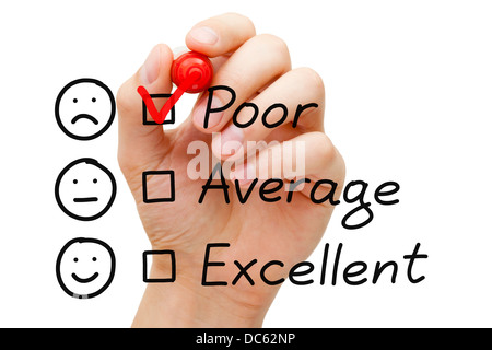 Mettre la main de coche avec marqueur rouge sur le piètre service à la clientèle formulaire d'évaluation. Banque D'Images