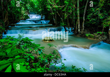 Huay Mae Khamin Cascade paradis, situé en forêt profonde de la Thaïlande. Kanchanaburi, Thaïlande. Banque D'Images