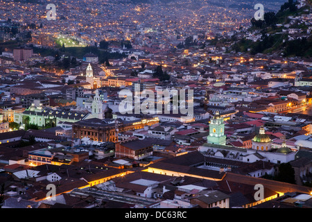 Quito, Équateur, au coucher du soleil lumineux Banque D'Images