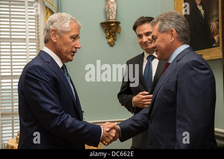 Le secrétaire américain à la défense Chuck Hagel se félicite le ministre russe de la Défense Sergueï Shoygu au département d'Etat le 9 août 2013 à Washington, DC. La réunion intervient deux jours seulement après que le président Barack Obama a annulé un sommet avec le président russe Vladimir Poutine qui devait avoir lieu le mois prochain, avant le sommet du G20 à Saint-Pétersbourg. Banque D'Images