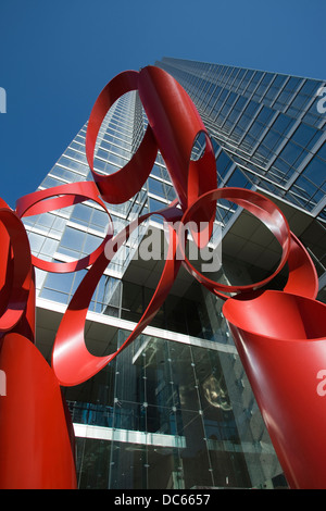 SCULPTURE DE RISQUE (©ALEXANDER LIBERMAN 1983) BANK OF AMERICA PLAZA DALLAS TEXAS USA Banque D'Images