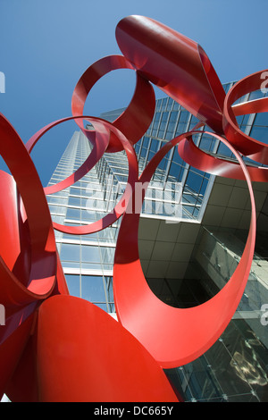 SCULPTURE DE RISQUE (©ALEXANDER LIBERMAN 1983) BANK OF AMERICA PLAZA DALLAS TEXAS USA Banque D'Images