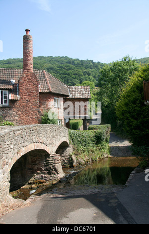 Pont Packhorse ford et cottage Allerford Somerset England UK Banque D'Images