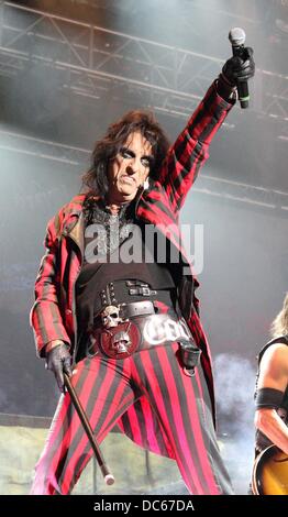 Festival Cropredy nr, Banbury, Oxfordshire, UK. 8 août 2013. Alice Cooper titres Premier jour de Fairport Convention's Cropredy Festival, nr Banbury, Oxfordshire, UK - 8 août 2013 Photo par Keith Mayhew/Alamy Live News Banque D'Images