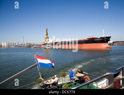 Géant navire vraquier Panamax Port de Rotterdam, Pays-Bas vu de Spido tour acheté battant pavillon national néerlandais Banque D'Images