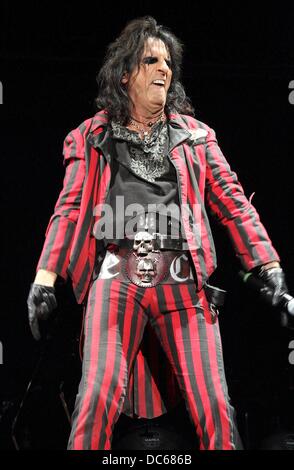 Festival Cropredy nr, Banbury, Oxfordshire, UK. 8 août 2013. Alice Cooper titres Premier jour de Fairport Convention's Cropredy Festival, nr Banbury, Oxfordshire, UK - 8 août 2013 Photo par Keith Mayhew/Alamy Live News Banque D'Images