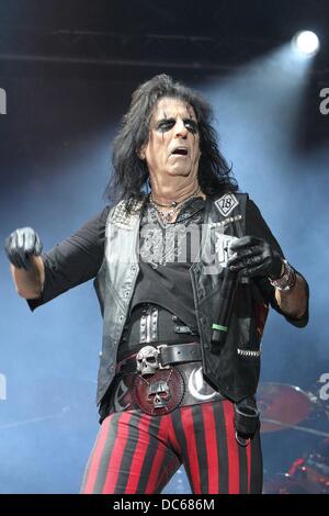 Festival Cropredy nr, Banbury, Oxfordshire, UK. 8 août 2013. Alice Cooper titres Premier jour de Fairport Convention's Cropredy Festival, nr Banbury, Oxfordshire, UK - 8 août 2013 Photo par Keith Mayhew/Alamy Live News Banque D'Images