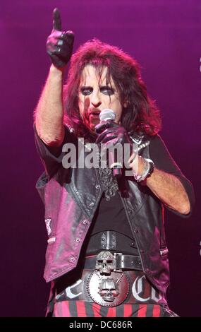 Festival Cropredy nr, Banbury, Oxfordshire, UK. 8 août 2013. Alice Cooper titres Premier jour de Fairport Convention's Cropredy Festival, nr Banbury, Oxfordshire, UK - 8 août 2013 Photo par Keith Mayhew/Alamy Live News Banque D'Images