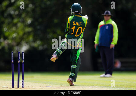 Market Harborough, Leicestershire, UK. Vendredi 9 août 2013. Action du match ODI entre le Pakistan et le Bangladesh U19 U19 dans le cadre de l'u19 Tournoi triangulaire de l'ODI joué en Angleterre. Credit : Graham Wilson/Alamy Live News Banque D'Images