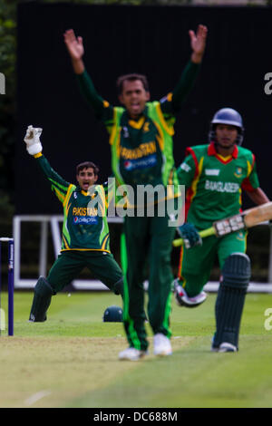 Market Harborough, Leicestershire, UK. Vendredi 9 août 2013. Action du match ODI entre le Pakistan et le Bangladesh U19 U19 dans le cadre de l'u19 Tournoi triangulaire de l'ODI joué en Angleterre. Credit : Graham Wilson/Alamy Live News Banque D'Images
