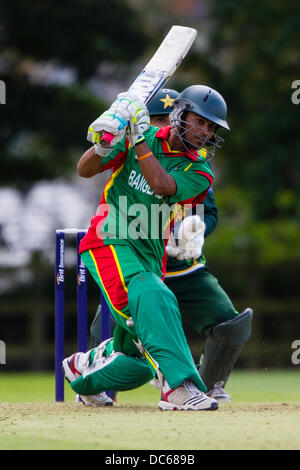 Market Harborough, Leicestershire, UK. Vendredi 9 août 2013. Action du match ODI entre le Pakistan et le Bangladesh U19 U19 dans le cadre de l'u19 Tournoi triangulaire de l'ODI joué en Angleterre. Credit : Graham Wilson/Alamy Live News Banque D'Images