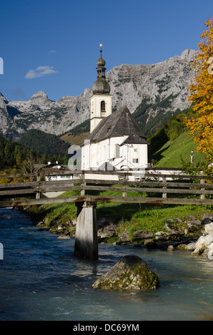 Église avec des montagnes de la Reiteralpe à Ramsau en format vertical Banque D'Images