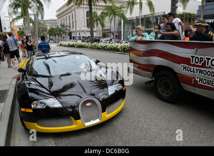 Bugatti (propriété de Fashion designer Bijan) stationné sur Rodeo Drive avec tour group contempler, Los Angeles, CA Banque D'Images