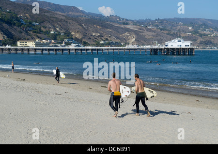 Les hommes à pied avec des planches, Surfrider Beach, Malibu, CA Banque D'Images