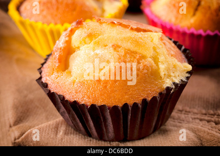 Des muffins frais dans les tasses Banque D'Images