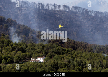 En vol au dessus de la fumée dans les montagnes Estellencs l'île de Majorque après un violent incendie s'est propagé autour de 2300 hectares. Banque D'Images