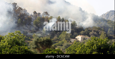 En vol au dessus de la fumée dans les montagnes Estellencs l'île de Majorque après un violent incendie s'est propagé autour de 2300 hectares. Banque D'Images