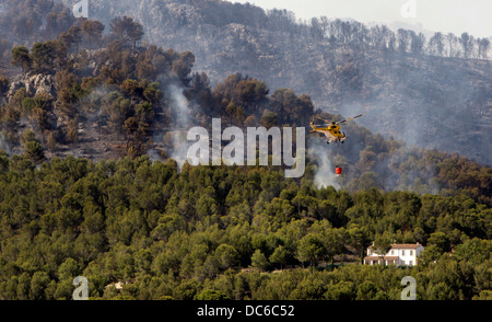 En vol au dessus de la fumée dans les montagnes Estellencs l'île de Majorque après un violent incendie s'est propagé autour de 2300 hectares. Banque D'Images