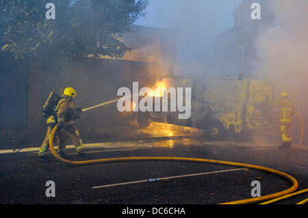 Belfast, Irlande du Nord. 9 Août 2013 - van NIFRS éteindre un incendie au cours de l'émeute Crédit : Stephen Barnes/Alamy Live News Banque D'Images