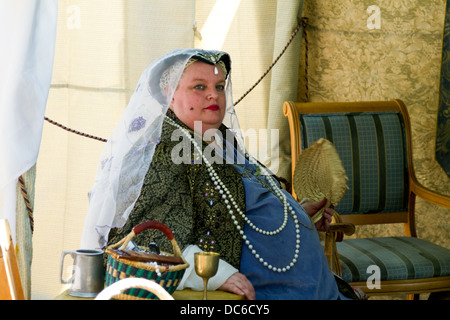 Un jeu lourd femme en costume au French Festival à Santa Barbara, Californie Banque D'Images