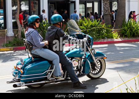 Couple riding leur état à moto Harley-Davidson Street à Santa Barbara, Californie Banque D'Images