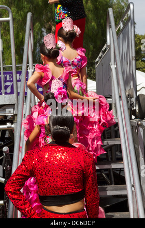 Les jeunes danseurs de Flamenco se préparer pour aller sur scène à un festival en plein air. Banque D'Images