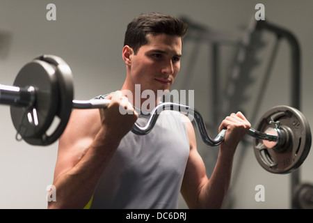 Man lifting weights Banque D'Images