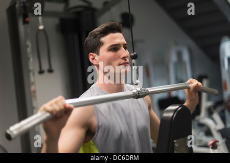 Man exercising in gym Banque D'Images