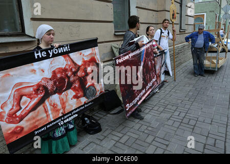 Saint-pétersbourg, Russie. 9 Août, 2013. Pro life 'Guerriers de la vie" ont tenu un rassemblement à interdire l'avortement près du bâtiment du 28e Hôpital de Saint-Pétersbourg. (Crédit Image : Crédit : Andreï Pronin/ZUMA/Alamy Fil Live News) Banque D'Images