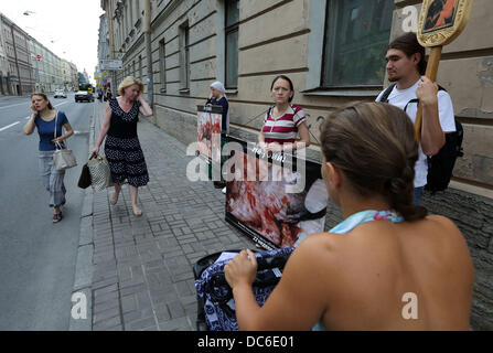 Saint-pétersbourg, Russie. 9 Août, 2013. Pro life 'Guerriers de la vie" ont tenu un rassemblement à interdire l'avortement près du bâtiment du 28e Hôpital de Saint-Pétersbourg. (Crédit Image : Crédit : Andreï Pronin/ZUMA/Alamy Fil Live News) Banque D'Images