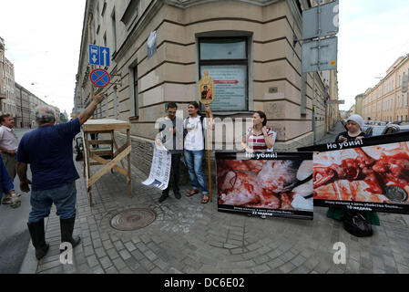 Saint-pétersbourg, Russie. 9 Août, 2013. Pro life 'Guerriers de la vie" ont tenu un rassemblement à interdire l'avortement près du bâtiment du 28e Hôpital de Saint-Pétersbourg. (Crédit Image : Crédit : Andreï Pronin/ZUMA/Alamy Fil Live News) Banque D'Images