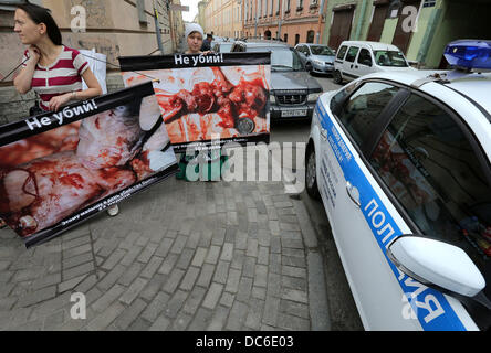 Saint-pétersbourg, Russie. 9 Août, 2013. Pro life 'Guerriers de la vie" ont tenu un rassemblement à interdire l'avortement près du bâtiment du 28e Hôpital de Saint-Pétersbourg. (Crédit Image : Crédit : Andreï Pronin/ZUMA/Alamy Fil Live News) Banque D'Images