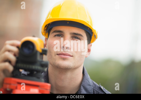 À l'aide d'un théodolite ingénieur Banque D'Images