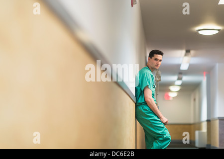 Tired doctor standing in hallway Banque D'Images