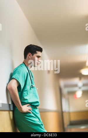 Tired doctor standing in hallway Banque D'Images