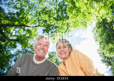 USA, New York State, New York, Central Park, Senior couple sous les arbres Banque D'Images