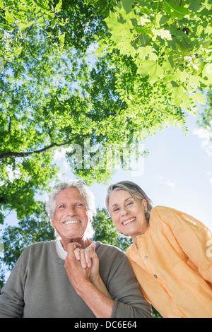 USA, New York State, New York, Central Park, Senior couple sous les arbres Banque D'Images