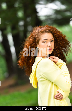 Portrait of young woman in park Banque D'Images