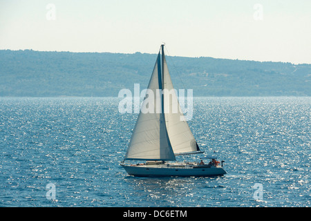 Location de bateau à près de sur l'île de Brač, Croatie Banque D'Images